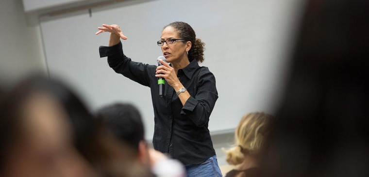 Faculty member teaching a UɫӰ class