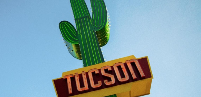 Saguaro metal sign in Tucson, 黄色电影